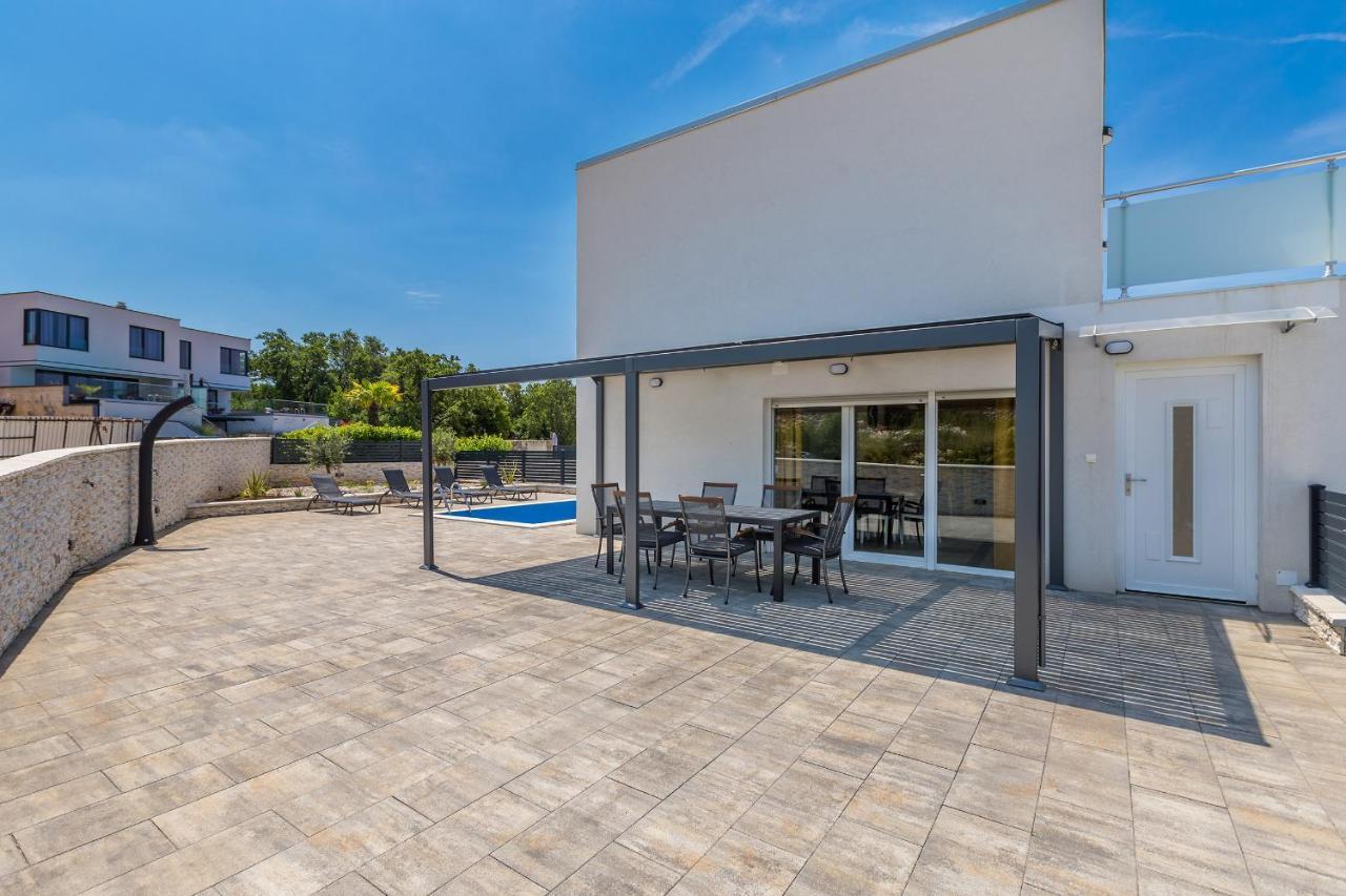 Holiday House Sunlight With Heated Pool Malinska Exteriér fotografie