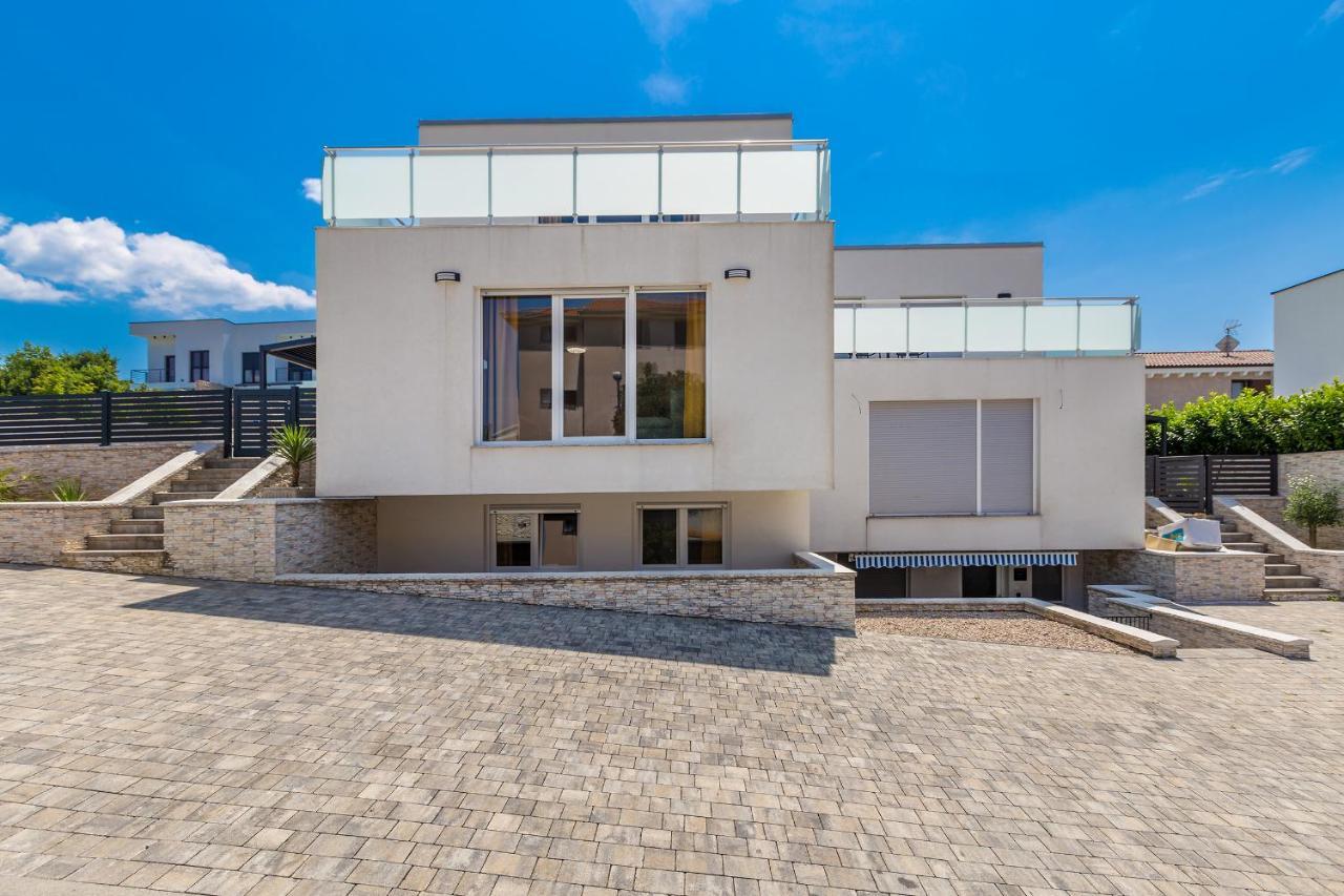 Holiday House Sunlight With Heated Pool Malinska Exteriér fotografie