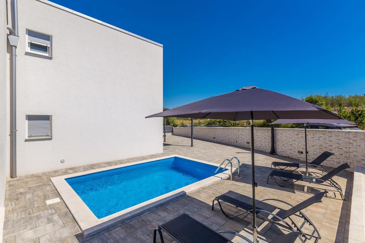 Holiday House Sunlight With Heated Pool Malinska Exteriér fotografie