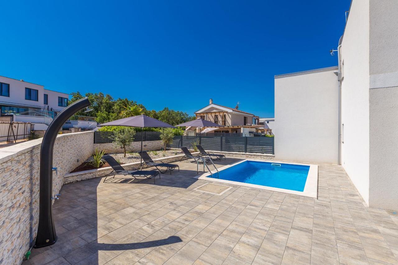 Holiday House Sunlight With Heated Pool Malinska Exteriér fotografie